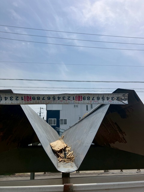 折板屋根の横幅を採寸